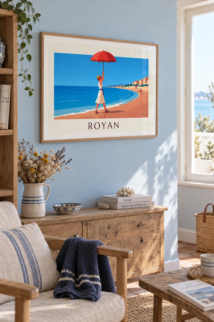Affiche femme à l'ombrelle rouge sur la plage de Royan : encadrée au mur