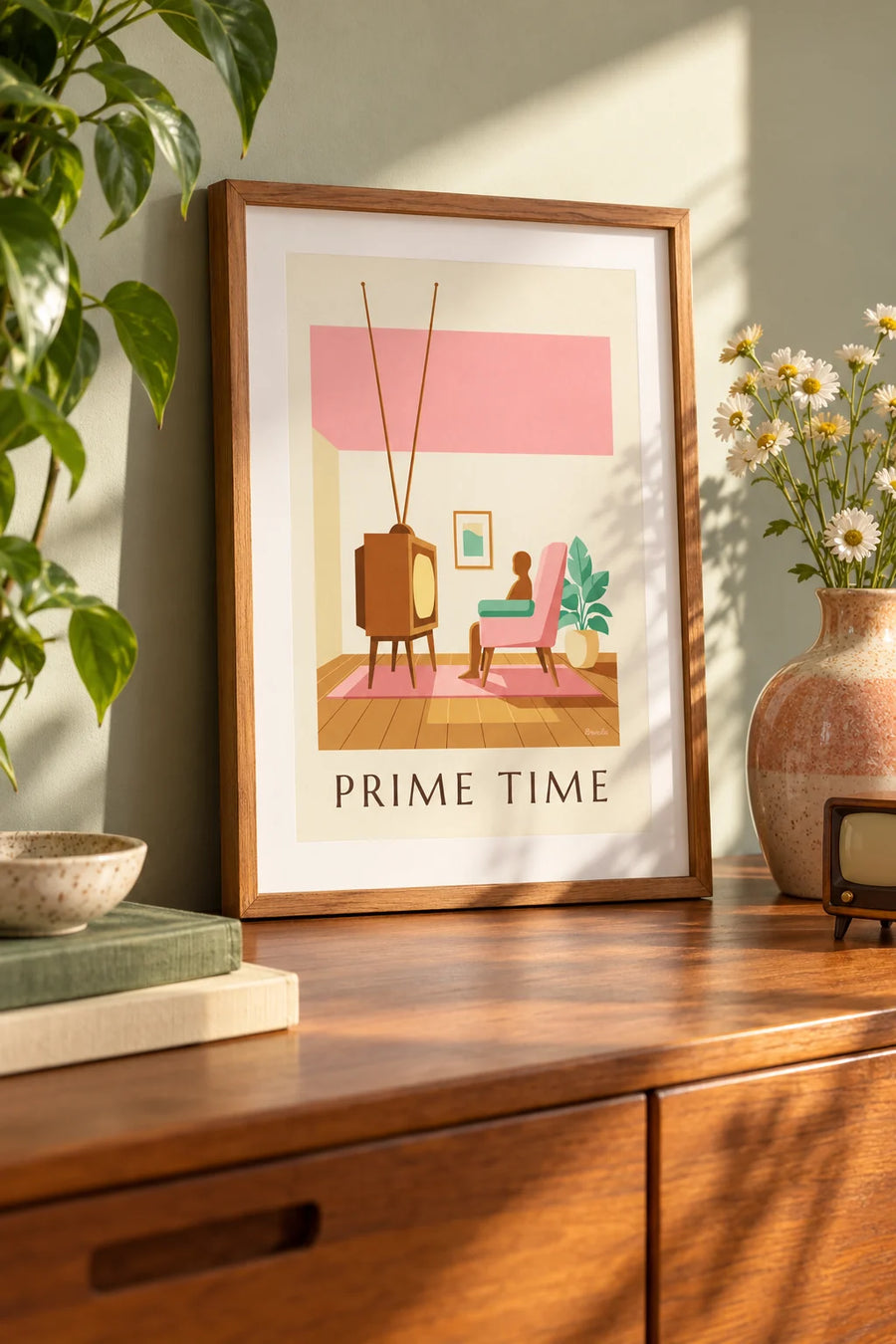 Affiche téléviseur à tube en bois dans un salon pastel : petit format A4 encadré