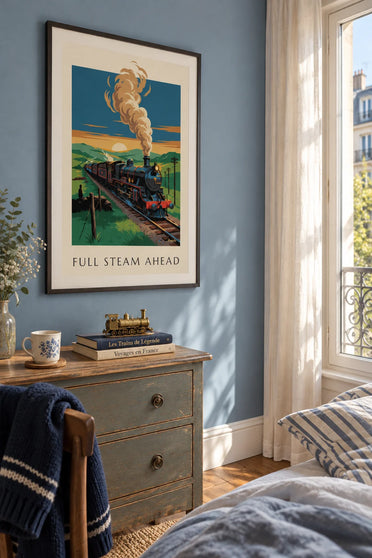 Poster van een stoomlocomotief die op de horizon af raast: ingelijst aan de muur