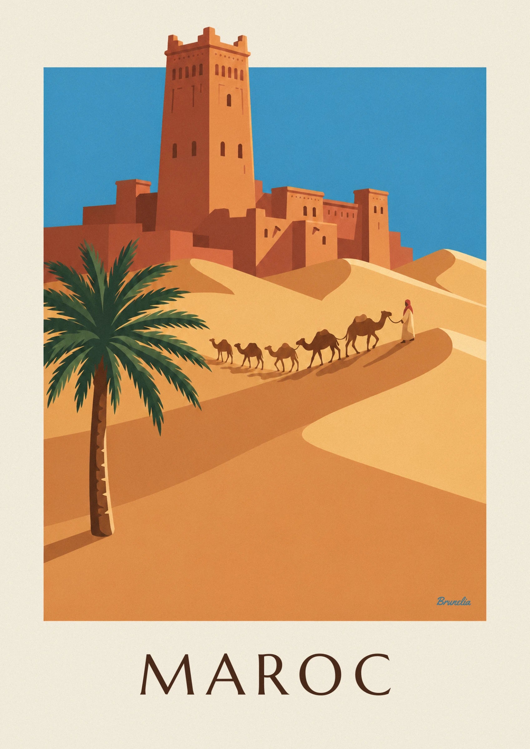 La haute tour de la casbah en terre ocre, ses petites fenêtres et une palme verte, sous un ciel bleu